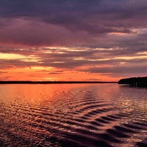 Июнь гуляет по реке