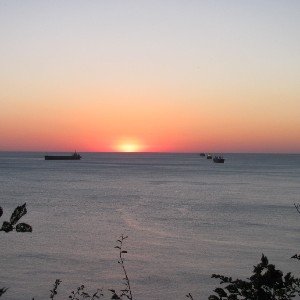 На море
