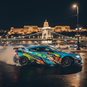 Jóképű Srác a Vezetés Mögött